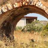 Costeggiando la torre, notiamo un arco in pietra a corredare il complesso. Non ci resta ora che farci coraggio: sfruttando proprio questa costruzione e le macerie causate dai diversi crolli, saliamo sull�edificio